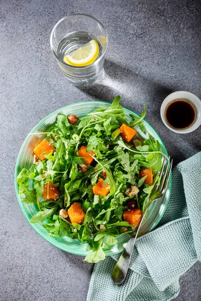 Salată delicioasă cu arugula și dovleac copt — Fotografie, imagine de stoc