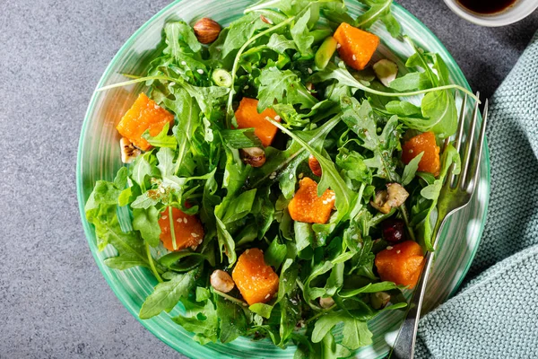 Köstlicher Salat mit Rucola und gebackenem Kürbis — Stockfoto