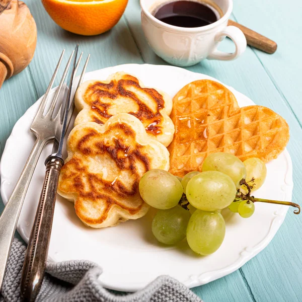 Café da manhã saudável com frescos waffles quentes corações, panquecas flores — Fotografia de Stock
