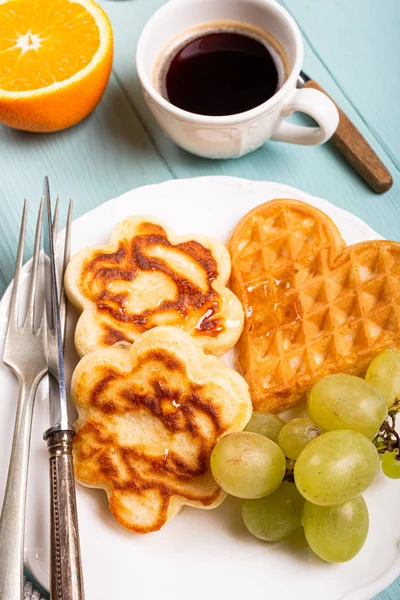 Colazione sana con waffle caldi freschi cuori, fiori frittelle — Foto Stock