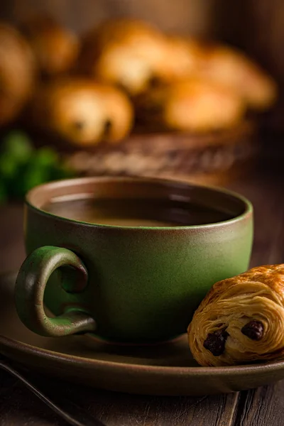 Taza de té verde con mini bollo de chocolate — Foto de Stock