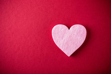 Kırmızıya karşı pembe kalp. Sevgililer Günü konsepti