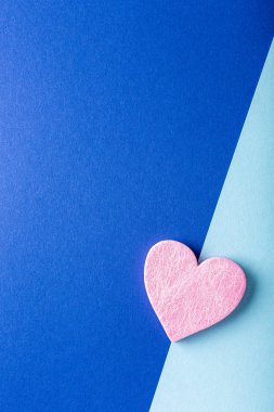 Mavi yerine pembe kalp. Sevgililer Günü konsepti