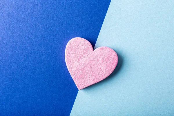 Mavi yerine pembe kalp. Sevgililer Günü konsepti — Stok fotoğraf