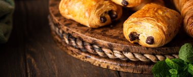 Taze pişmiş tatlı çörekler poğaça