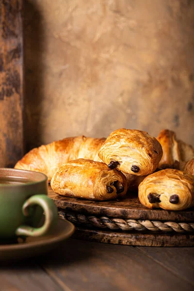 Nybakade söta bullar smördeg — Stockfoto