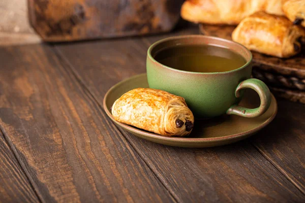 Groene kop thee met mini chocoladebroodje — Stockfoto