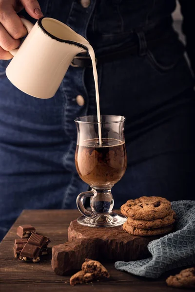 Koffiepauze samenstelling met kopje — Stockfoto