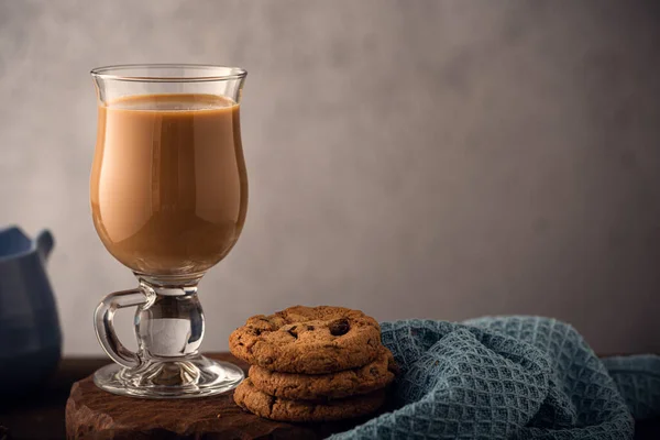 Kaffe bryta sammansättning med glas — Stockfoto