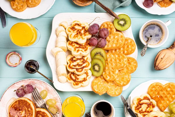 Gesundes Frühstück mit frischen heißen Waffeln Herzen, Pfannkuchen Blumen — Stockfoto