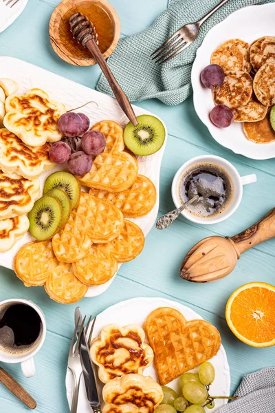 Gesundes Frühstück mit frischen heißen Waffeln Herzen, Pfannkuchen Blumen — Stockfoto