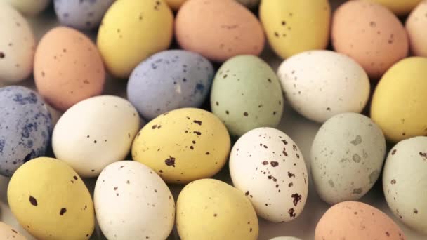 Пасхальные разноцветные перепелиные яйца — стоковое видео
