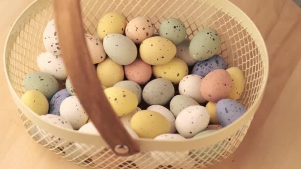 Huevos de codorniz coloridos Pascua girando — Vídeo de stock