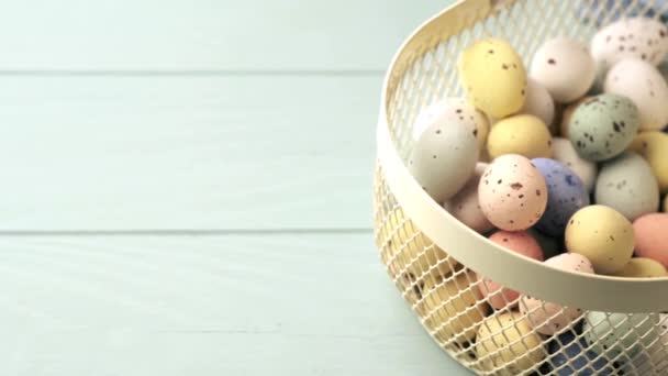 Пасхальные разноцветные перепелиные яйца — стоковое видео
