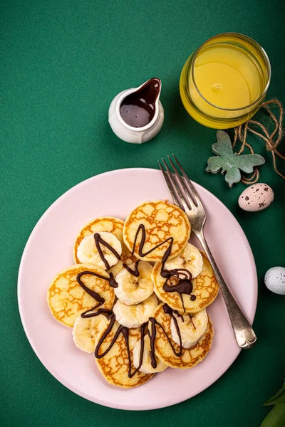 Gesundes Frühstück mit frischen heißen Pfannkuchen — Stockfoto