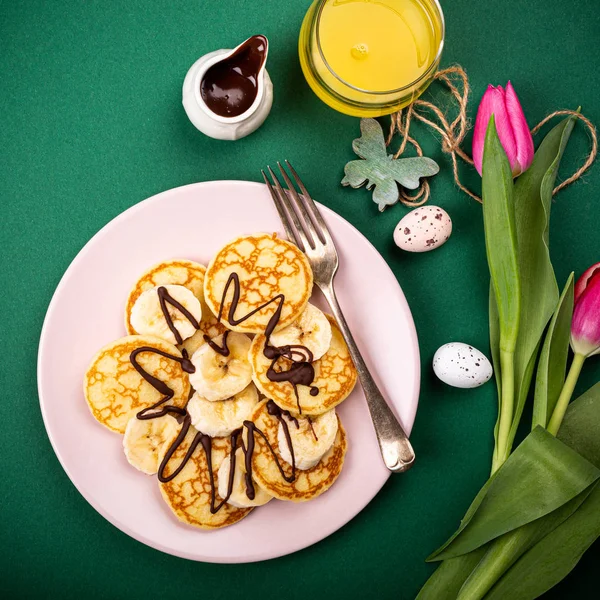 Gesundes Frühstück mit frischen heißen Pfannkuchen — Stockfoto