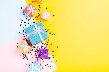 Renkli hediye sunan şenlikli bir arka plan.