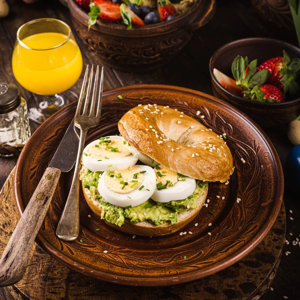 Healthy freshly baked bagel filled with eggs — Stock Photo, Image