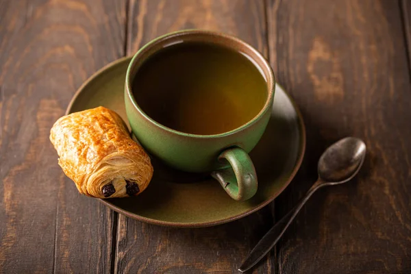 Groene kop thee met mini chocoladebroodje — Stockfoto