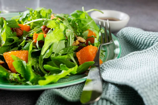 Köstlicher Salat mit Rucola und gebackenem Kürbis — Stockfoto