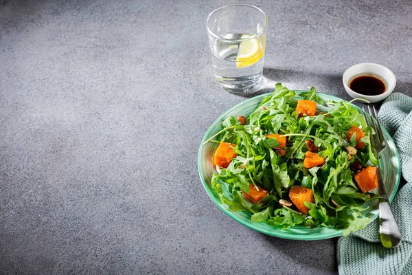 Salată delicioasă cu arugula și dovleac copt — Fotografie, imagine de stoc