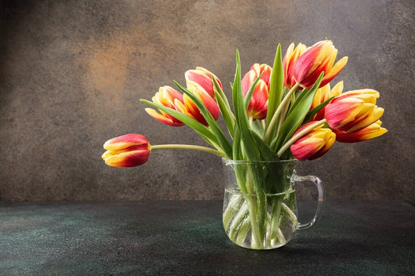 Rode gele tulpen in glazen vazen — Stockfoto