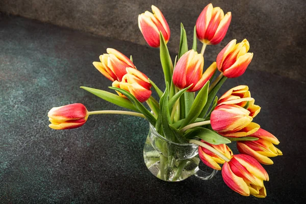 Tulipes jaunes rouges dans des vases en verre — Photo