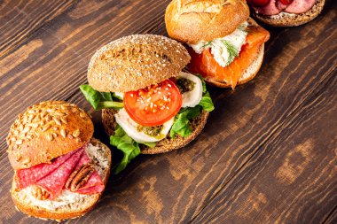 Tahta masada çeşitli sandviçler.