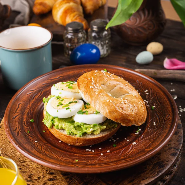 Healthy freshly baked bagel filled with eggs — Stock Photo, Image