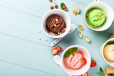 Bir kase içinde ev yapımı çeşitli dondurma