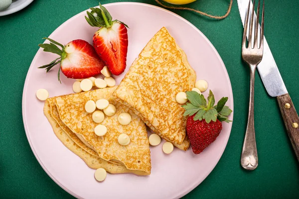 Gesundes Frühstück mit frischen heißen Pfannkuchen — Stockfoto