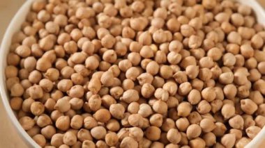 Kurumuş bezelyeler dönüyor.