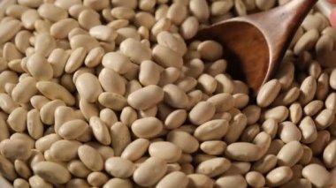 Kavanozda kuru fasulye.