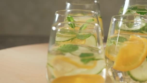 Gesunde Cocktails im Sommer — Stockvideo