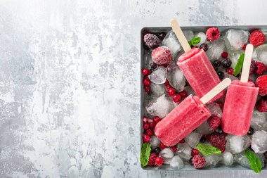 Ev yapımı berry buzlu şekerler