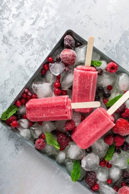 Ev yapımı berry buzlu şekerler