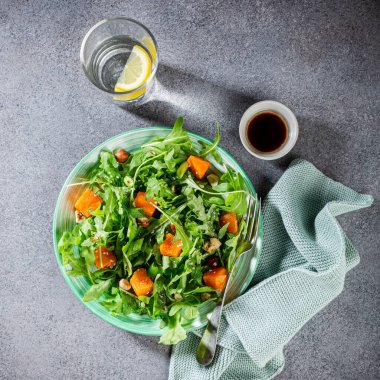 Roka ve fırında balkabağı ile nefis salata.