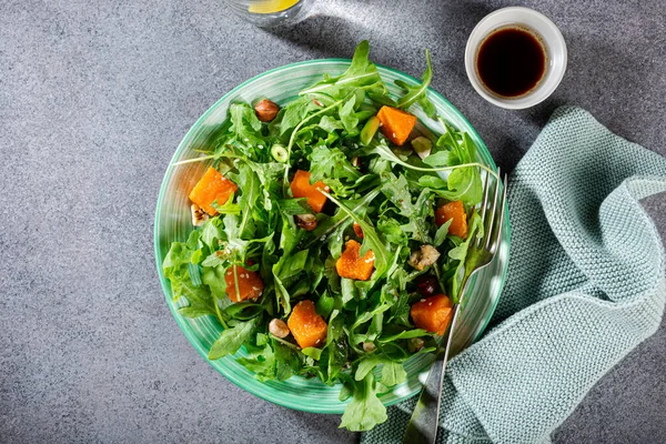 Delicious salad with arugula and baked pumpkin — Stock Photo, Image