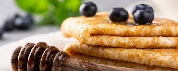 Leckere hausgemachte Crêpes oder Pfannkuchen — Stockfoto