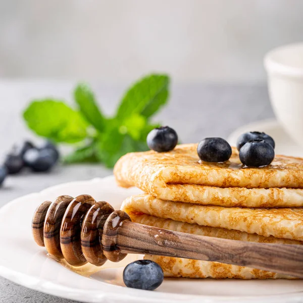 Deliciosos crepes caseros sabrosos o panqueques — Foto de Stock