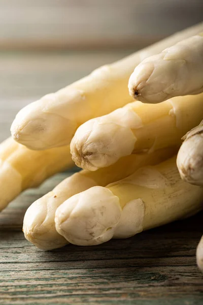 White asparagus on wooden table — Stock Photo, Image