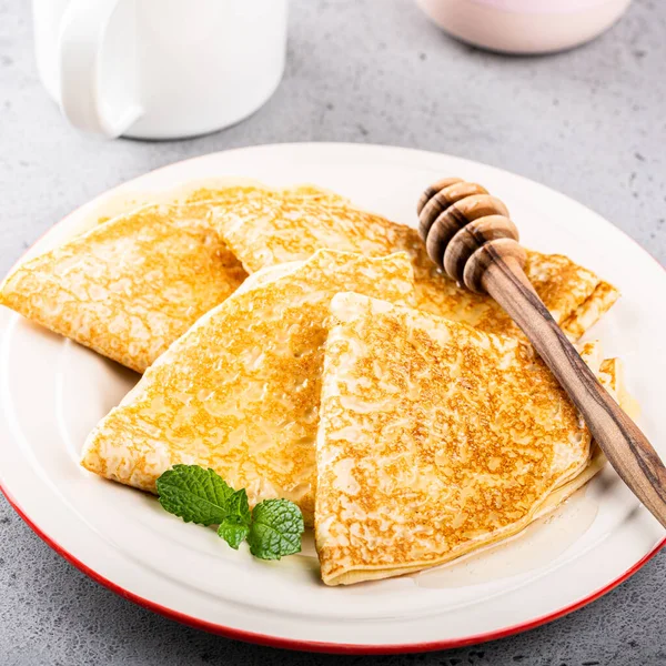 Leckere hausgemachte Crêpes oder Pfannkuchen — Stockfoto