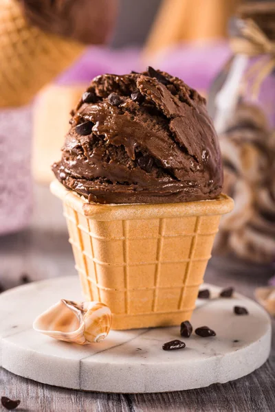 Pyszne lody czekoladowe na deser — Zdjęcie stockowe