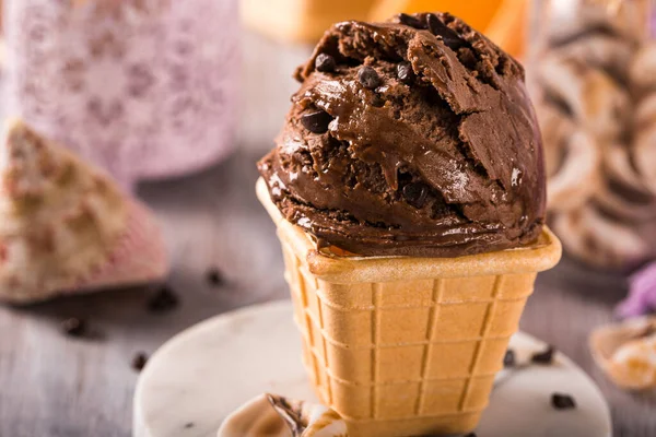 Delicioso sorvete de chocolate para sobremesa — Fotografia de Stock