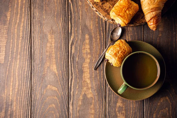 Groene kop thee met mini chocoladebroodje — Stockfoto