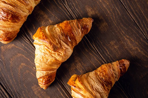 Croissants sucrés fraîchement cuits — Photo