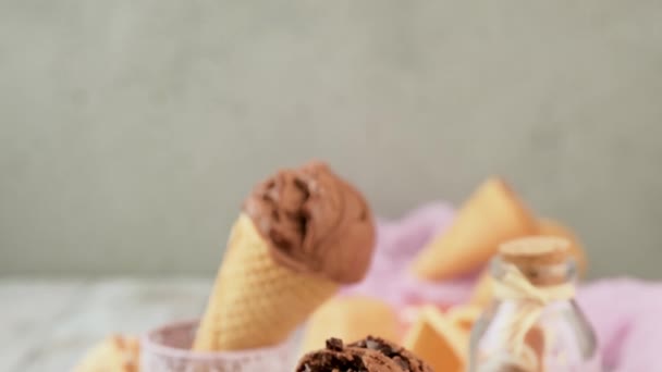 Delicioso helado de chocolate para el postre — Vídeo de stock