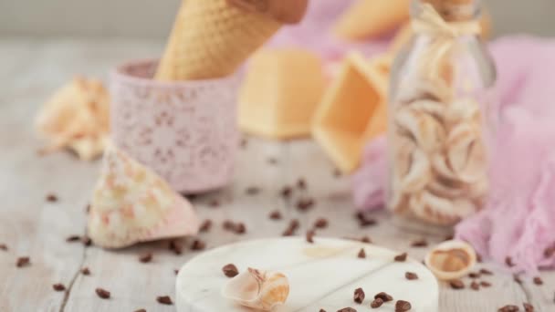 Finom csokoládé fagylalt desszertnek. — Stock videók