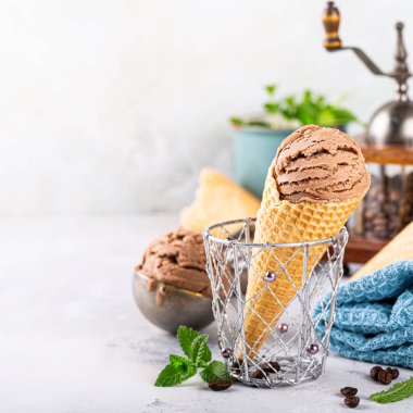 Tatlı olarak nefis kahve dondurması.