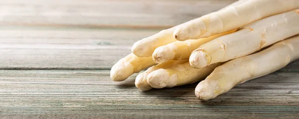 White asparagus on wooden table — Stock Photo, Image